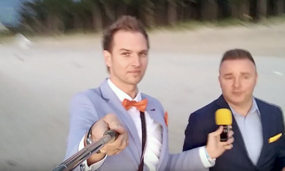 Daniel Kubach i Krzysztof Knura spacer po plaży w Darłowie. Czy warto brać udział w szkoleniach i kursach ?