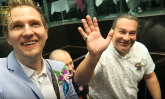 Seria "Przedsiębiorca w Tajlandii" Kolacja Na Pływającym Statku Tajka śpiewa Edytę Górniak